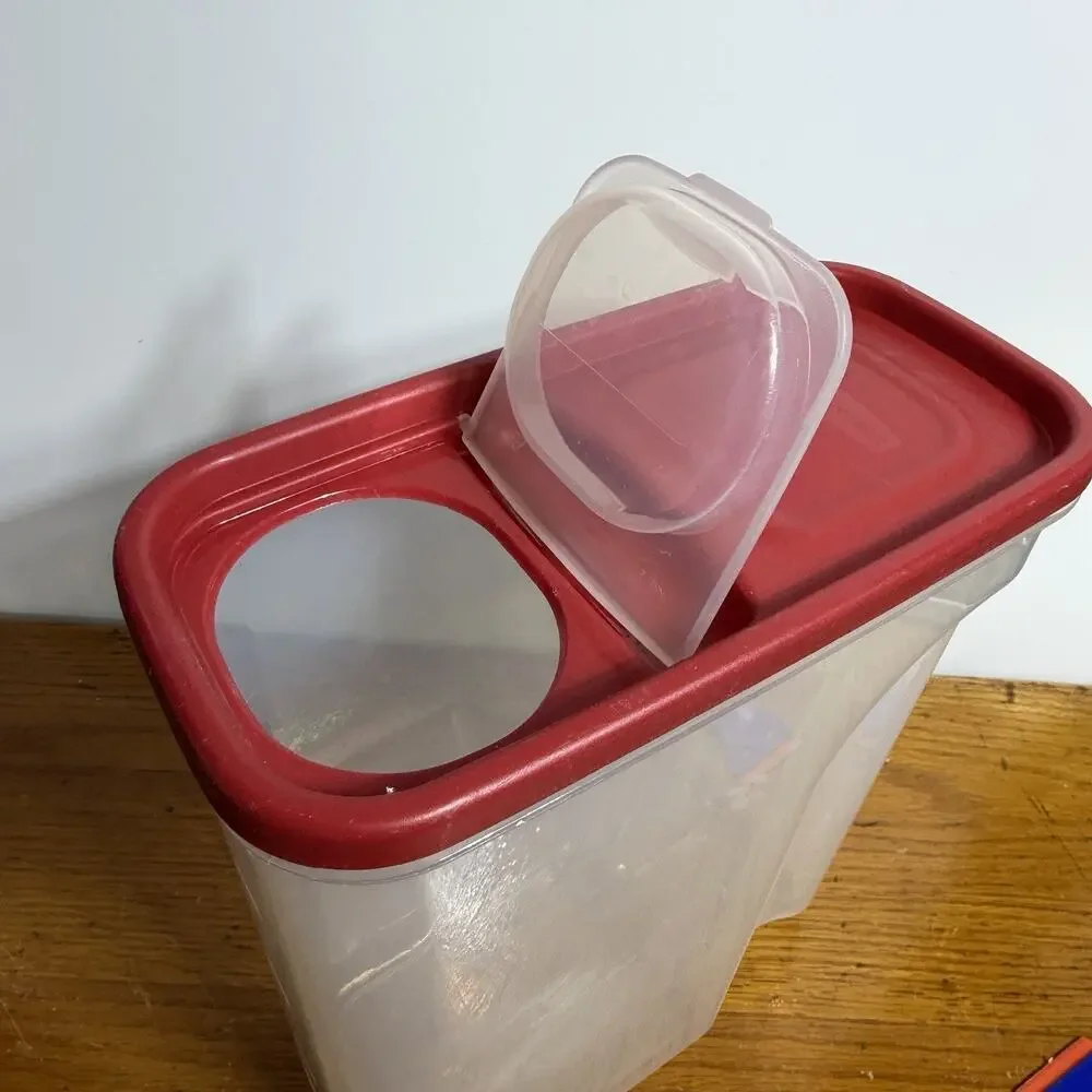 Rubbermaid 18.7 Cup Red Flip Top Storage Containers Cereal BPA Free USA
